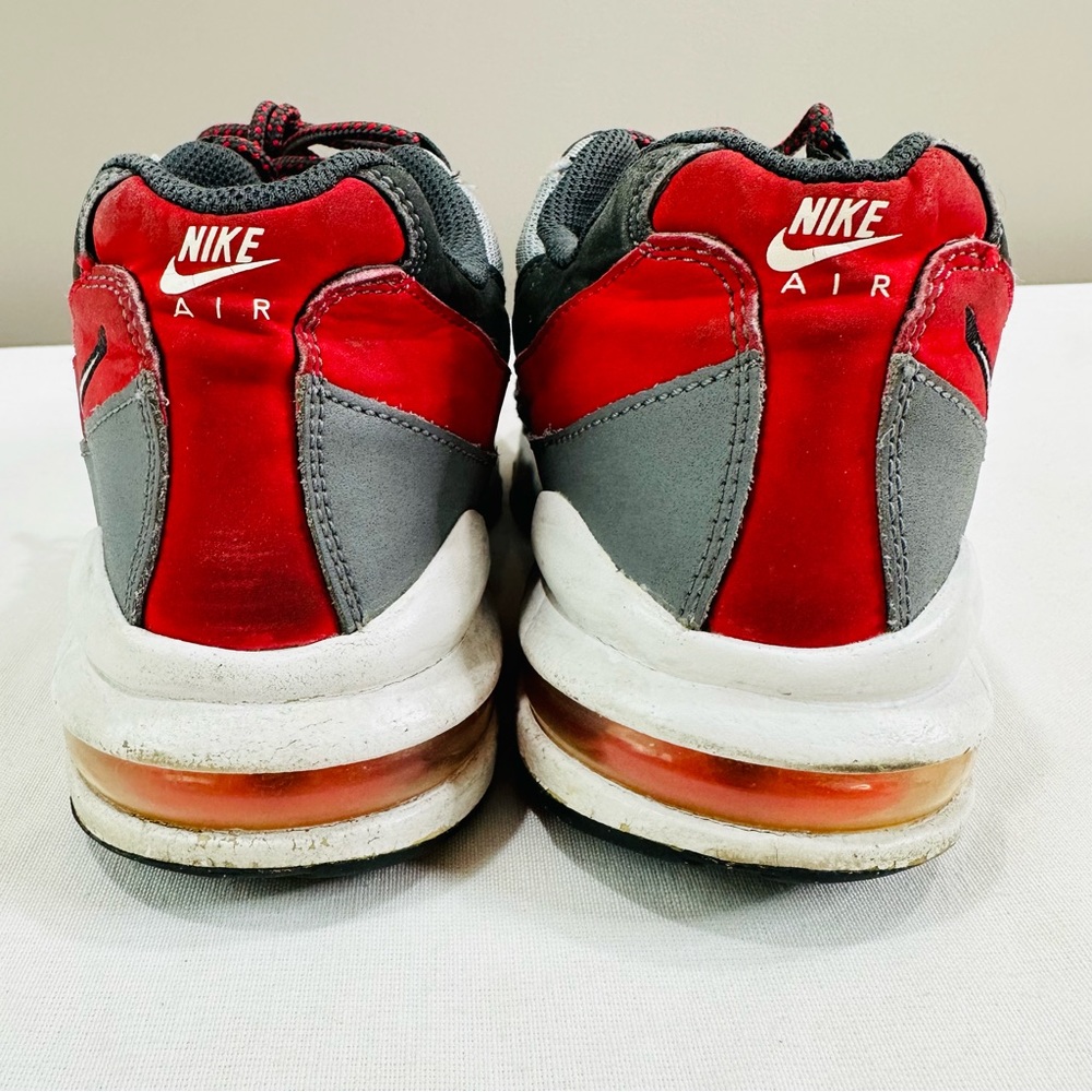 ๐ BOYS NIKE AIR MAX IN WOLF GREY, WHITE, COOL GREY SIZE US 6Y CLOTH W/ LEATHER - Picture 10 of 11
